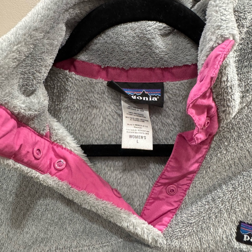 Patagonia Women's Light Gray Fleece Pullover with Pink Accents - Picture 2 of 3